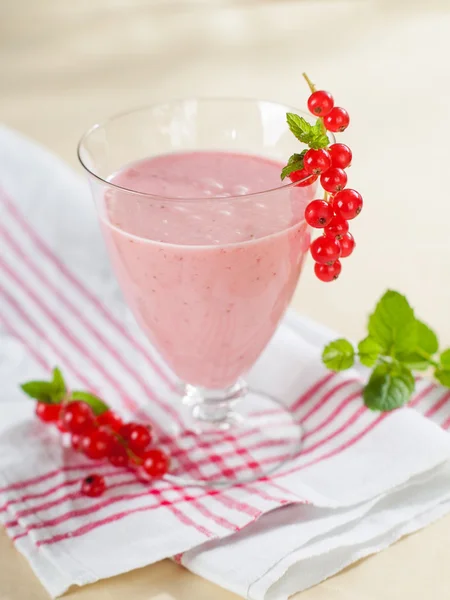 Berry milkshake (güler yüzlü) — Stok fotoğraf