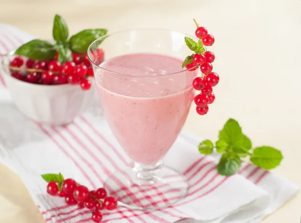 Berry milkshake (güler yüzlü) — Stok fotoğraf