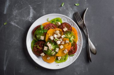 Renkli domatesli salata