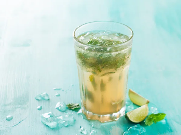 Mojito ital vagy limonádé — Stock Fotó