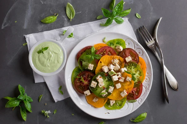 Salade met kleurrijke tomaten — Stockfoto