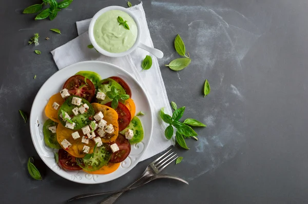 Salade met kleurrijke tomaten — Stockfoto