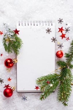 Açık defter ile Noel dekorasyon