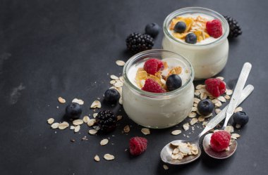 Yoğurt granola veya müsli 