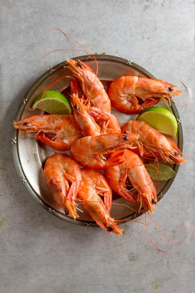 Shrimps with lime — Stock Photo, Image