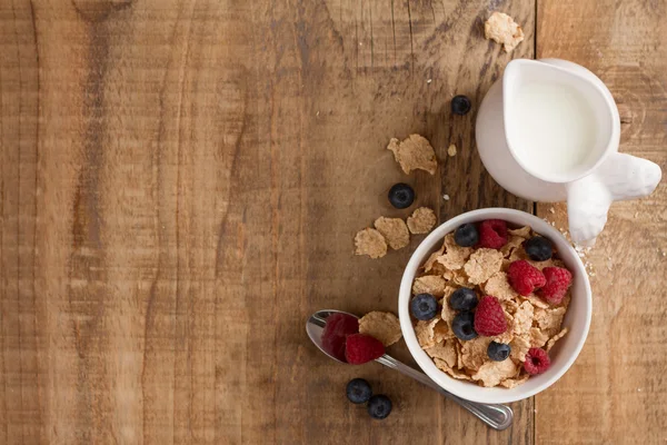 Granola or muesli and fresh berries — Stock Photo, Image