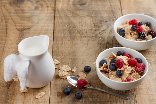 Granola veya müsli ve taze çilek — Stok fotoğraf