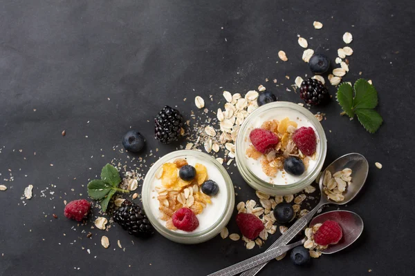 Йогурт с мюсли или мюсли — стоковое фото