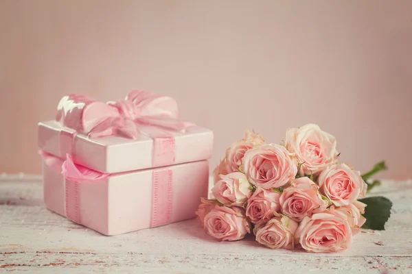 Roses et cadeaux — Photo