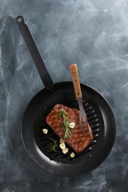 Sarımsak ile ızgara biftek 