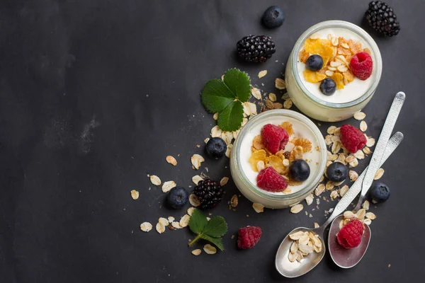 Yoghurt med granola eller müsli — Stockfoto