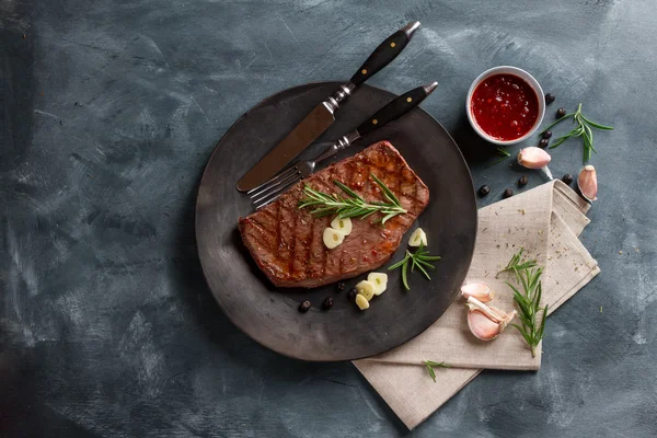 Gegrilde steak met knoflook — Stockfoto