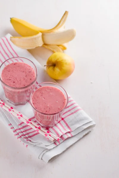 Apple, berry ve muz smoothie (muzlu süt) — Stok fotoğraf