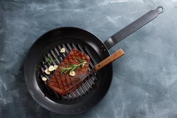 Gegrilde steak met knoflook en rozemarijn — Stockfoto