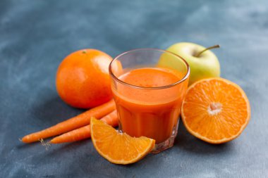 taze sıkılmış meyve suyu