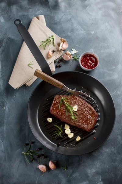 Gegrilde steak met knoflook en rozemarijn — Stockfoto