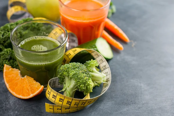 Frisches Obst und Gemüsesaft — Stockfoto