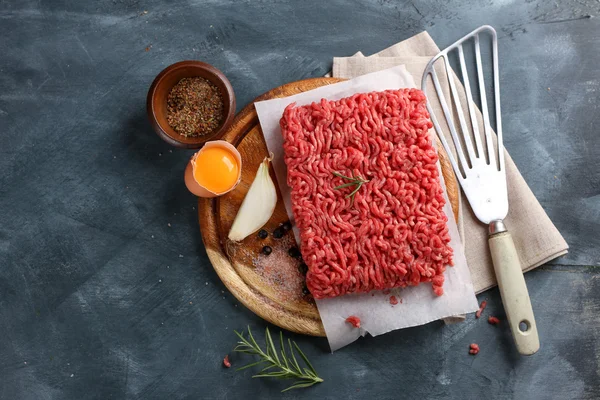 Carne picada sobre papel de carnicero — Foto de Stock