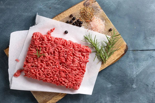 Carne picada em papel de talho — Fotografia de Stock