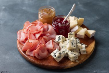 Servis tabağı koyu arka plan