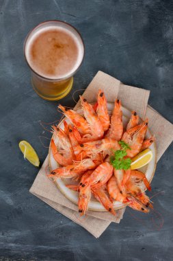 Tabakta taze karides