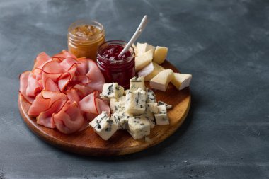 Pastırma, peynir ve sos tabağı hizmet