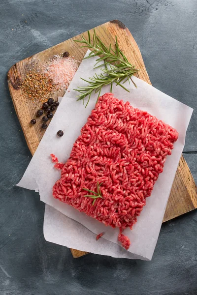 Carne picada em placa de madeira — Fotografia de Stock