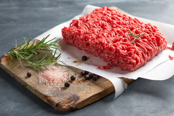 Carne picada en pape de carnicero — Foto de Stock