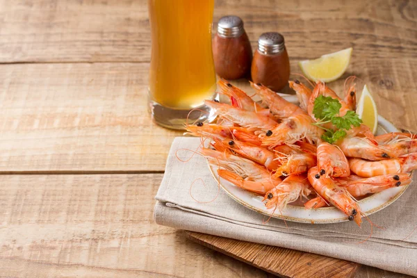 Čerstvé krevety na talíři — Stock fotografie