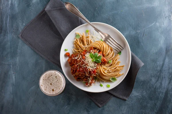 Spaghetti mit Vollkornnudeln — Stockfoto