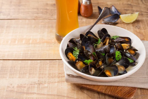 Färska musslor på en tallrik — Stockfoto