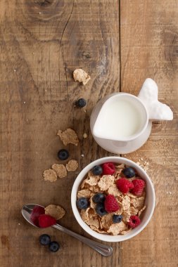 Granola veya müsli taze çilek ile