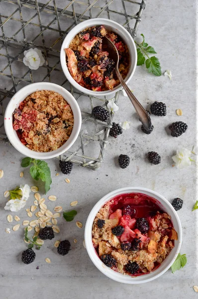 Brombeere und Apfel zerbröseln Dessert — Stockfoto