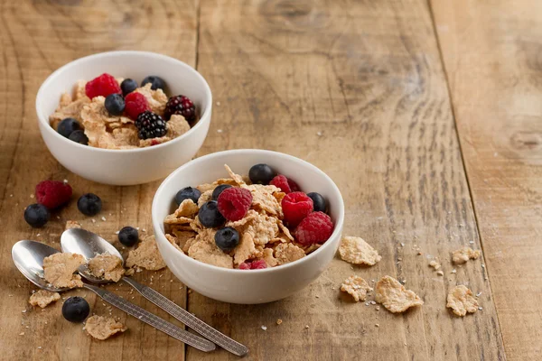 Granola eller müsli med färska bär — Stockfoto