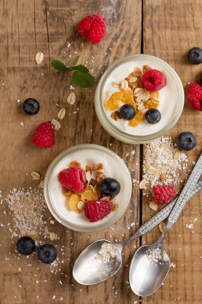 Yogur con granola o muesli y bayas frescas — Foto de Stock