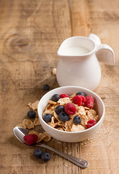 Granola or muesli with fresh berries — Stock Photo, Image