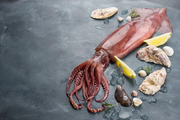 Čerstvé chobotnice s citronem — Stock fotografie