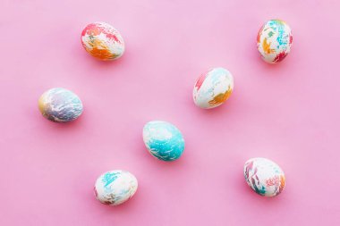 Pembe arka planda renkli paskalya yumurtaları