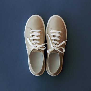 mavi arkaplanda bej ayakkabılar, kare çerçeve