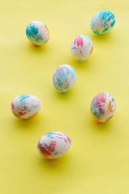 Sarı arka planda renkli paskalya yumurtaları