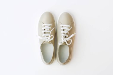 beyaz arkaplanda bej ayakkabılar