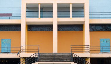 Şirket inşaatı demir parmaklıklar, merdivenler ve kapılarla modern.