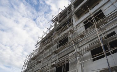 Bulutlu mavi gökyüzü yapım aşamasında.