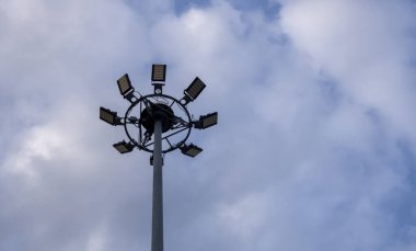 Mavi gökyüzünde spor ışığı