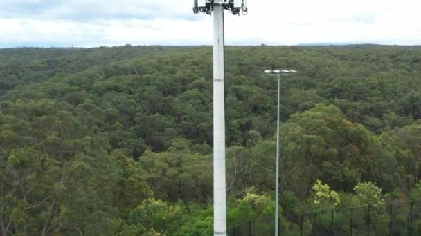 Imágenes Aéreas Una Gran Torre Telecomunicaciones Abajo Hacia Arriba — Vídeos de Stock