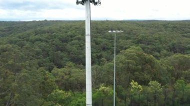 İHA 'ya büyük bir telekomünikasyon kulesinde saldıran bir kuşun hava görüntüleri.