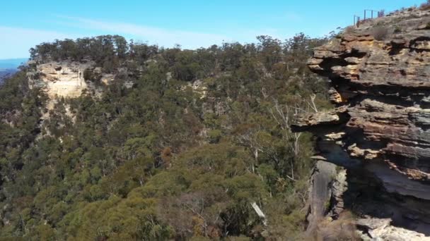 澳大利亚新南威尔士州中部台地利斯高附近哈森斯长城岩层和哈特利山谷的空中拍摄 — 图库视频影像