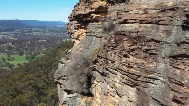 澳大利亚新南威尔士州中部台地利斯高附近哈森斯长城岩层和哈特利山谷的空中拍摄 — 图库视频影像