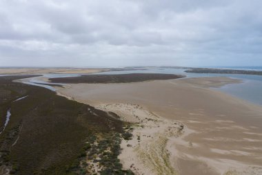 Güney Avustralya 'da Murray Nehri' nin ağzındaki Koorong 'un hava manzarası.