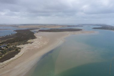 Güney Avustralya 'da Murray Nehri' nin ağzındaki Koorong 'un hava manzarası.